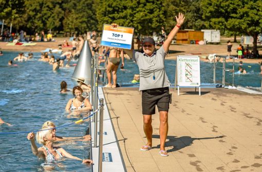Schwimmmeisterin Bärbel Köhler feiert mit Badegästen in Vaihingen. Foto: Lichtgut/Julian Rettig