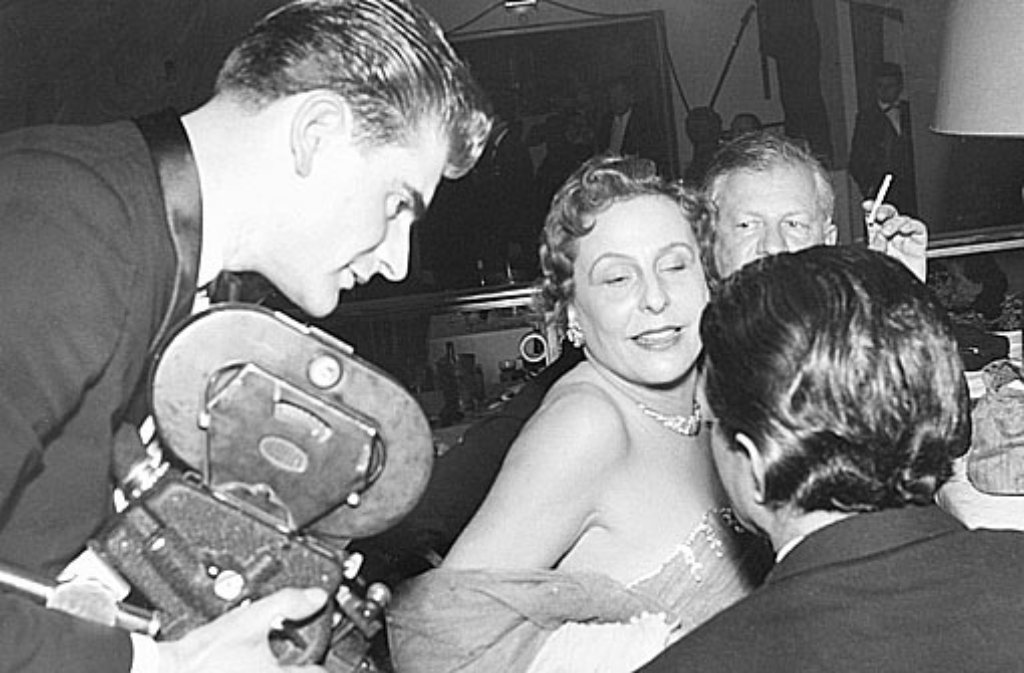 1955: Die Regisseurin Leni Riefenstahl stellte einst ihr Können den Nazis zur Verfügung und drehte Propagandafilme - auf der Berlinale 1955 ist sie dennoch ein umschwärmter Gast.
