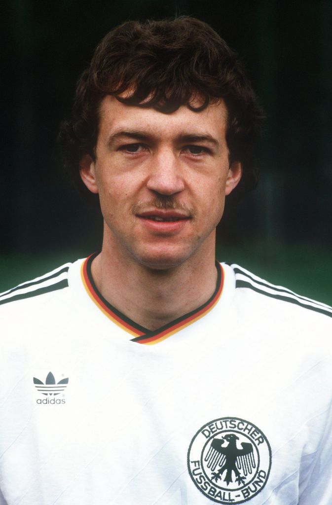 Karl Allgöwer im Trikot des DFB. Er absolvierte zehn Länderspiele für die A-Elf und zwei für die B-Nationalmannschaft.