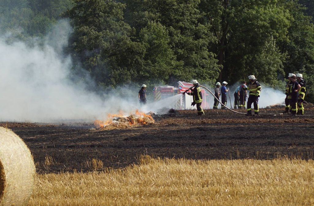 Feuerwehr im Einsatz: Einsatzkräfte löschen den Brand in Sachsenheim.
