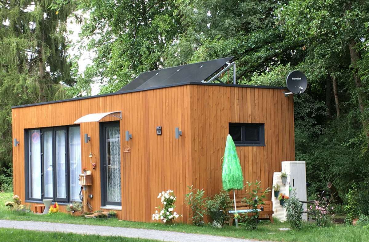 Viele wollen es, wenige haben eines – ein Tiny House. Dieses Mini-Holzhaus steht auf einem Grünstreifen in Schorndorf. Die Bewohnerin Ingrid Bedorf zeigt, dass man auch in einem 28-Quadratmeter-Haus stilvoll leben kann.