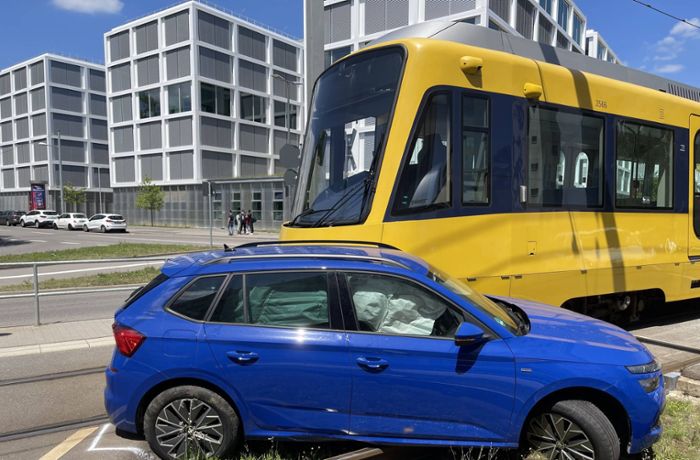 U12 in Stuttgart-Vaihingen: 35-jähriger Autofahrer  wird bei Stadtbahnunfall verletzt
