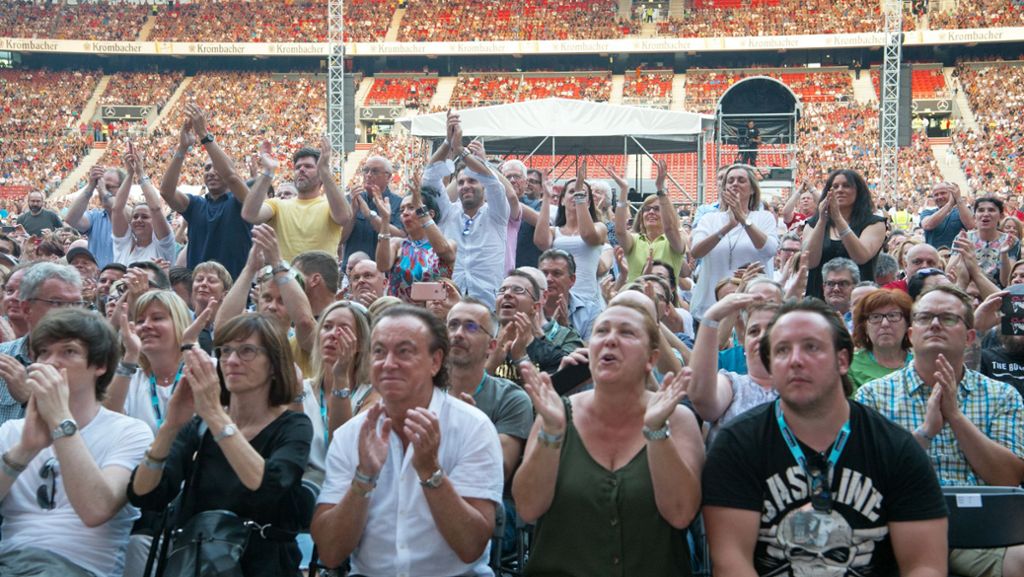  Hin und weg waren die etwa 40 000 Fans bei Phil Collins am Mittwochabend in der Mercedes-Benz-Arena. Das Konzertpublikum wurde zu einem riesigen Chor. Wir haben Besucher befragt, was sie mit dem britischen Superstar verbinden. 