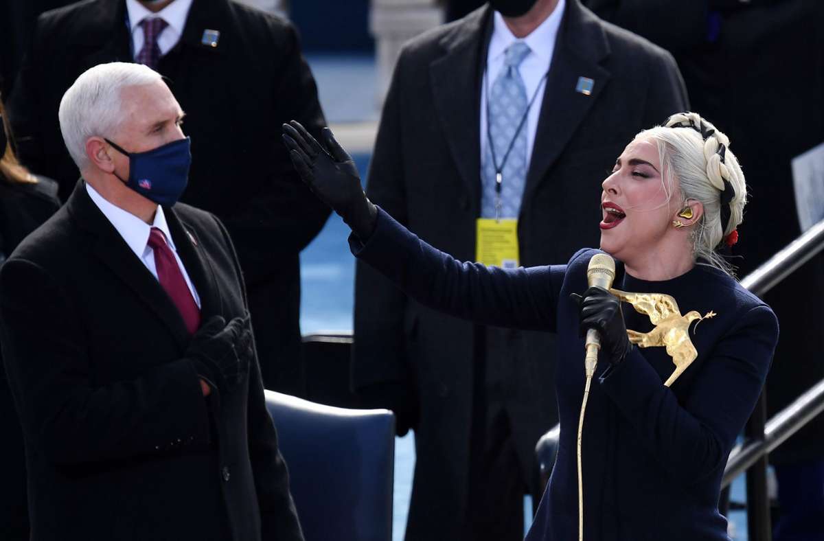 Lady Gaga singt die Nationalhymne