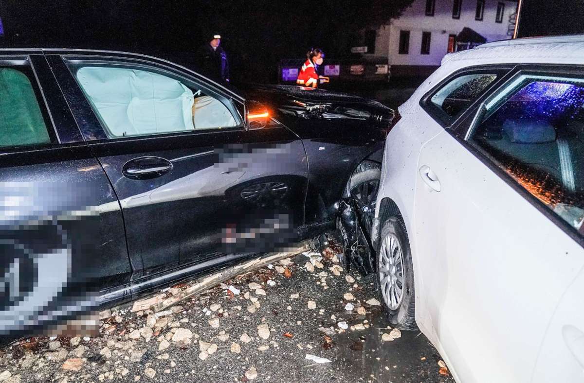 Bei dem Unfall wurden am Sonntagmorgen in Baltmannsweiler mehrere parkende Autos beschädigt.