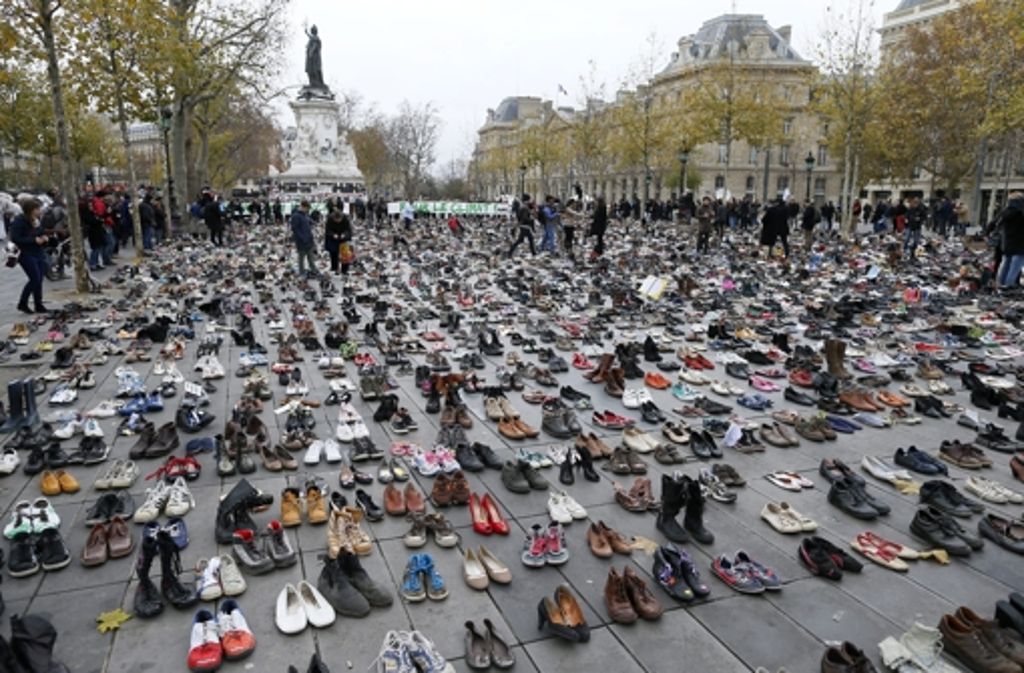 Andernorts in Paris hatten Tausende Menschen ihre Schuhe auf einen Platz gestellt, um trotz Demonstrationsverbots ein Zeichen zu setzen.