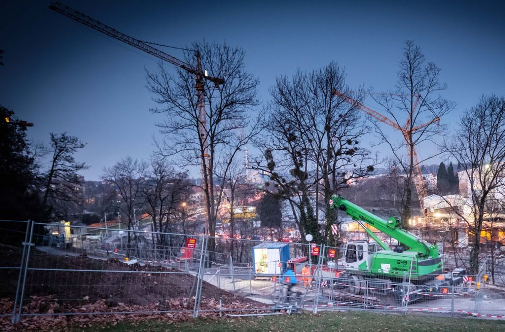 Erste Bauzäune stehen bereits am Hang unterhalb von Schloss Rosenstein. Foto: Lichtgut/Achim Zweygarth