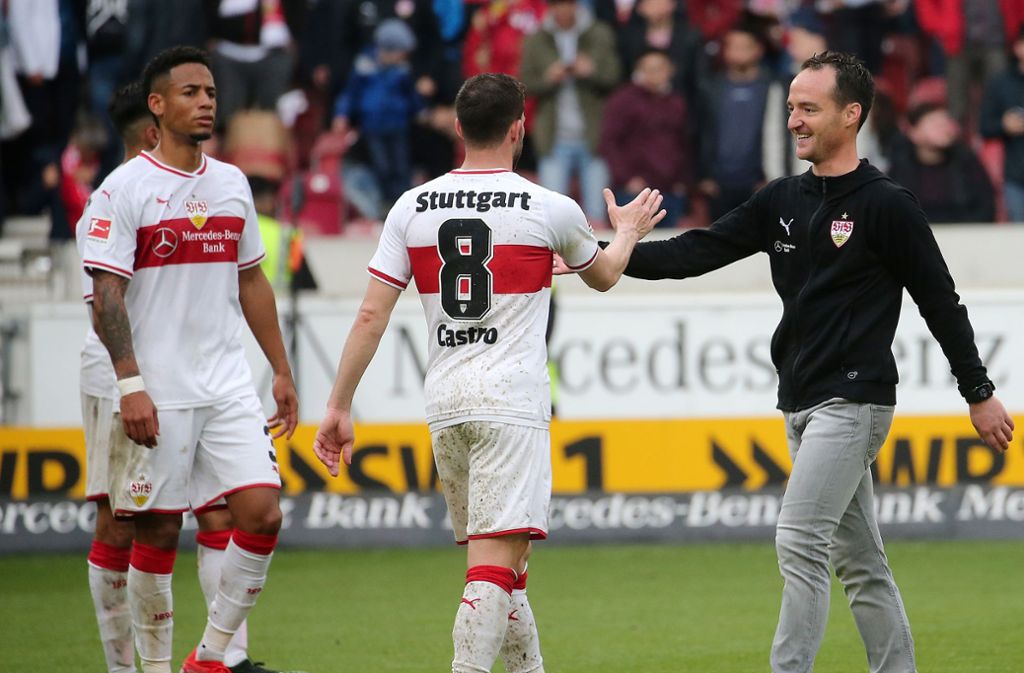 Nico Willig (rechts) will mit dem VfB Stuttgart den Klassenverbleib schaffen.