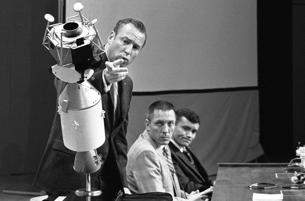 Jim Lovell (links), der Kommandant von Apollo 13, erklärt anhand eines maßstabsgetreuen Modells während der Pressekonferenz im Manned Spacecraft Center, wie die Besatzung nach der Explosion überleben konnte.