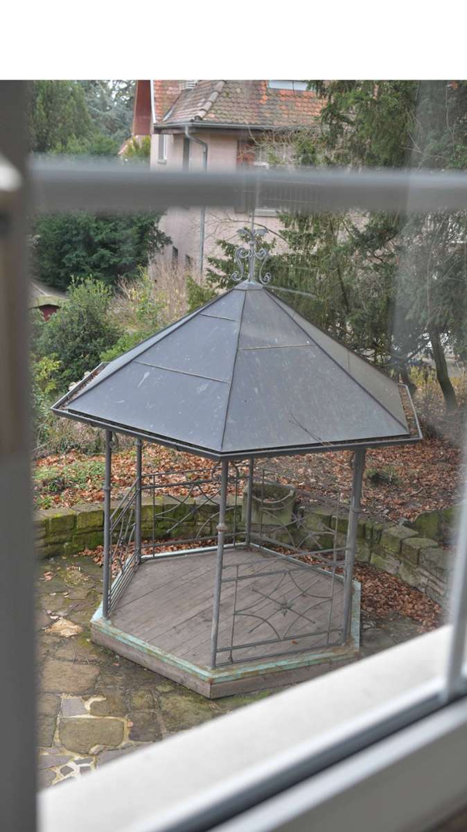 Der alte Pavillon im Garten darf bleiben, wird aber aufgearbeitet.