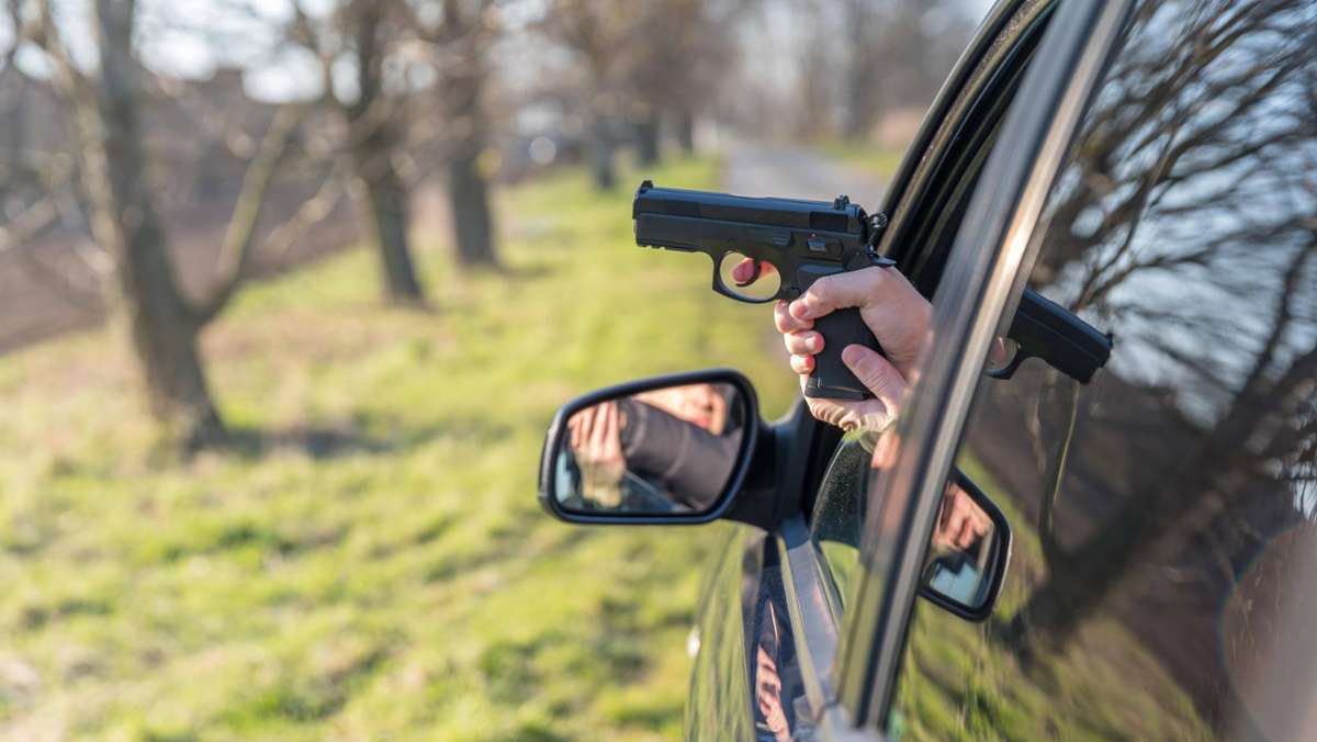 Vorfall in Göppingen: Autofahrerin zielt mit Softairwaffe auf 23-Jährige