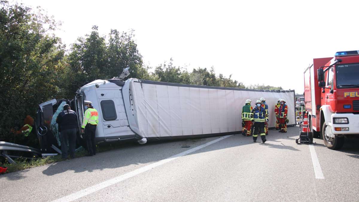 A81 bei Pleidelsheim: Unfall mit umgekipptem Lkw – Bergung dauert mehrere Stunden