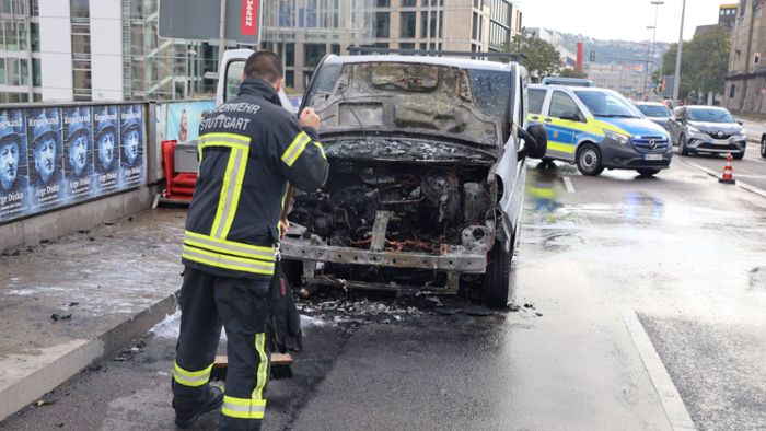 Fahrer rettet sich aus brennendem Transporter