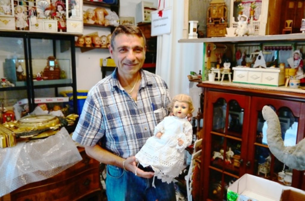 Giuseppe Ricucci macht Puppen heile und verkauft jeden Samstag auf dem Flohmarkt Karlsplatz. Foto: Nina Ayerle