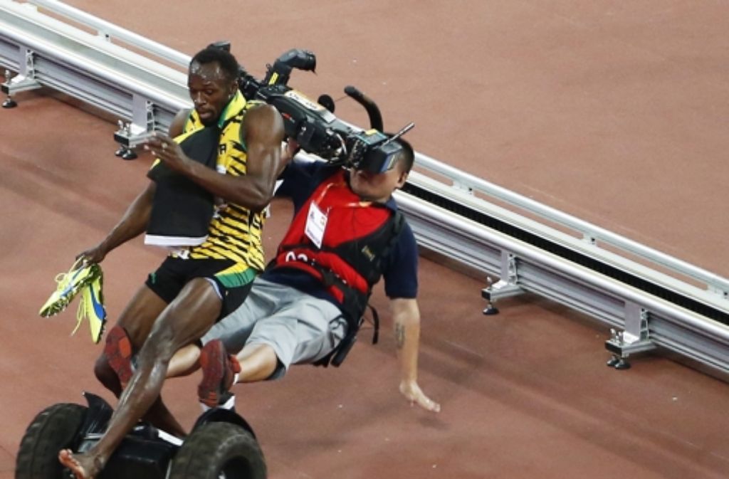 Nach seinem Sieg über die 200 Meter ist der jamaikanische Sprint-Star Usain Bolt von einem Kameramann umgefahren worden.