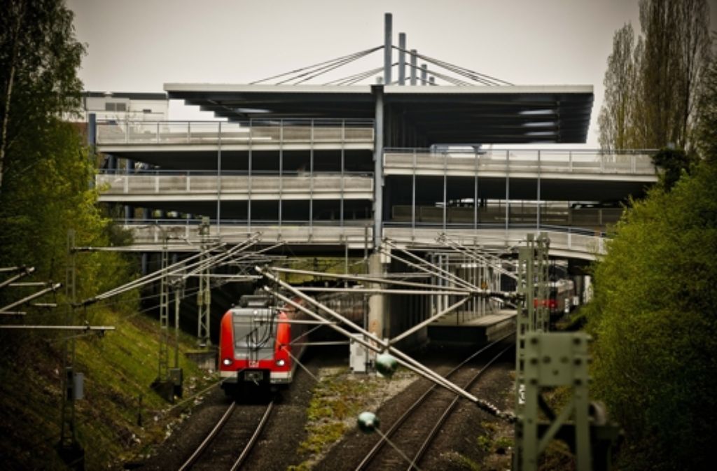 Über die S-Bahngleise in Echterdingen sollen künftig auch Regional- und Fernzüge rollen. Die Schutzgemeinschaft Filder wendet sich gegen diese Pläne. Foto: Leif Piechowski