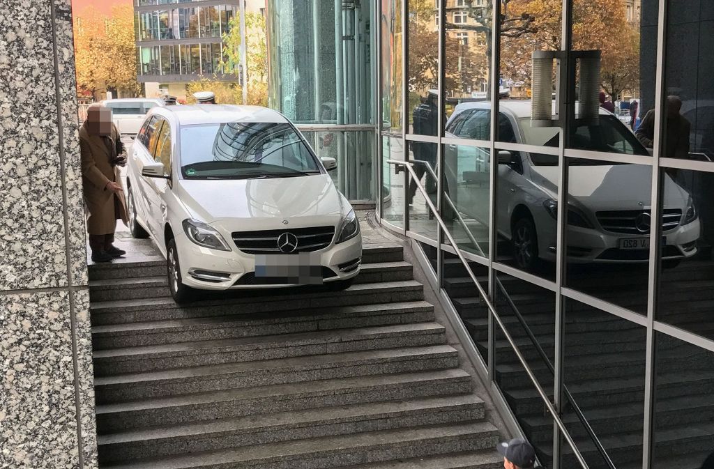 Da gehört er nicht hin: Ein Mercedes-Fahrer blieb am Mittwoch in der Innenstadt auf einer Treppe stecken.