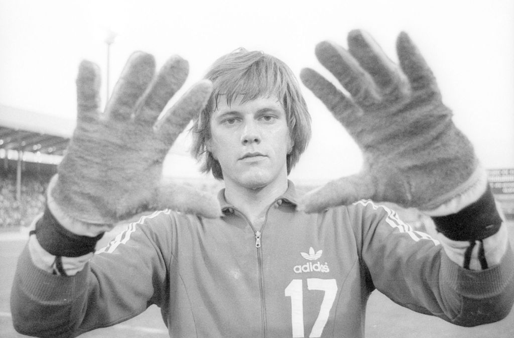 Im Rückspiel der gleichen Saison musste VfB-Torwart Helmut Roleder am 8. Mai 1976 sogar dreimal hinter sich greifen. Da reichten auch die zwei Tore der Stuttgarter Offensive nicht – Endstand 2:3 aus Sicht des VfB und ein Sinnbild für eine enttäuschende Saison.