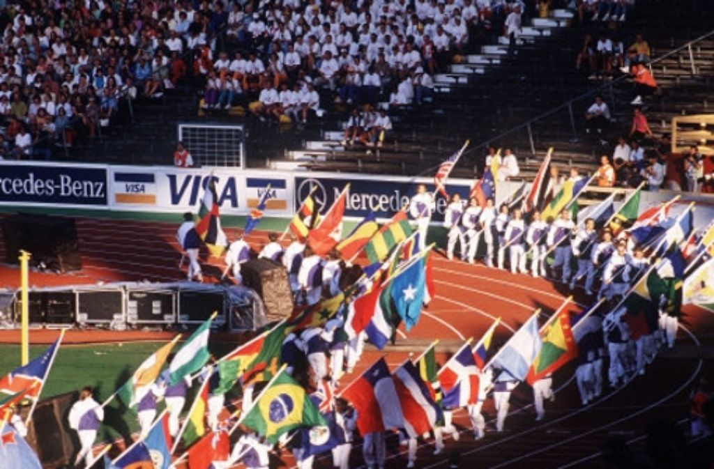 Das Großereignis der 90er: die Leichtathletik-WM im Daimlerstadion. Die Welle der Begeisterung ging 1993 um die Welt, der Ruf der Sportstadt Stuttgart wurde begründet. Einige Monate zuvor war die Überdachung des Stadions fertig geworden.