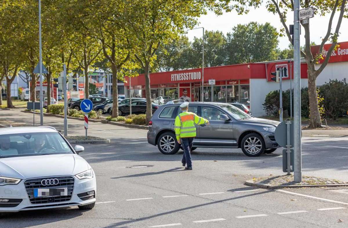 Ein Verkehrspolizist sorgte auf der Ecke Heinkelstraße/Otto-Lilienthal-Straße für Ordnung.
