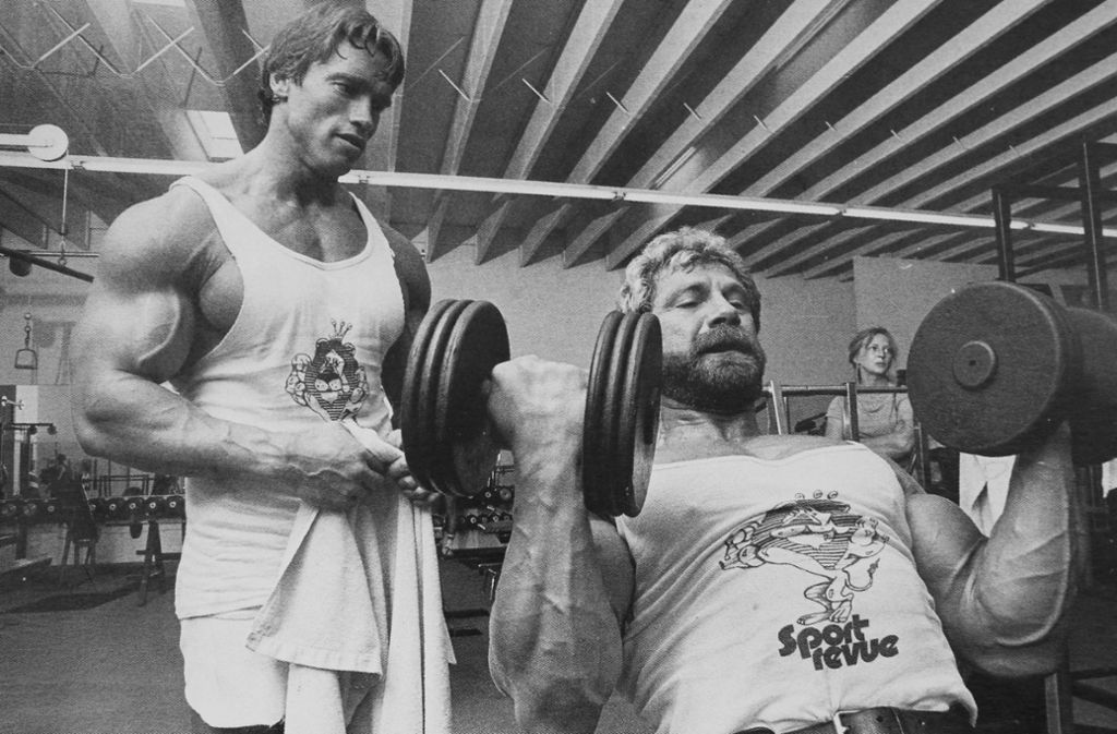 Mit seinem Freund Arnold Schwarzenegger im legendären Gold’s Gym, Kalifornien.