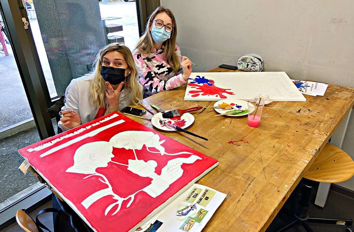 Schülerinnen einer Schule der AfK im Kunstunterricht.