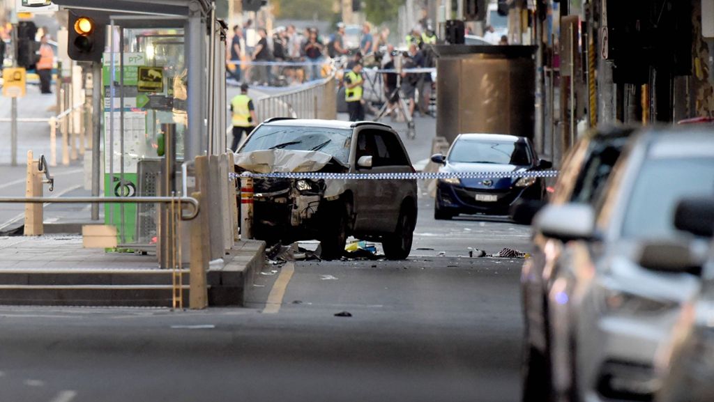  Im australischen Melbourne ist ein Autofahrer in eine Menschenmenge gerast. 14 Personen wurden verletzt – unter ihnen ein kleiner Junge. Der Angriff hat verblüffende Parallelen zu einem Vorfall von Anfang des Jahres. 