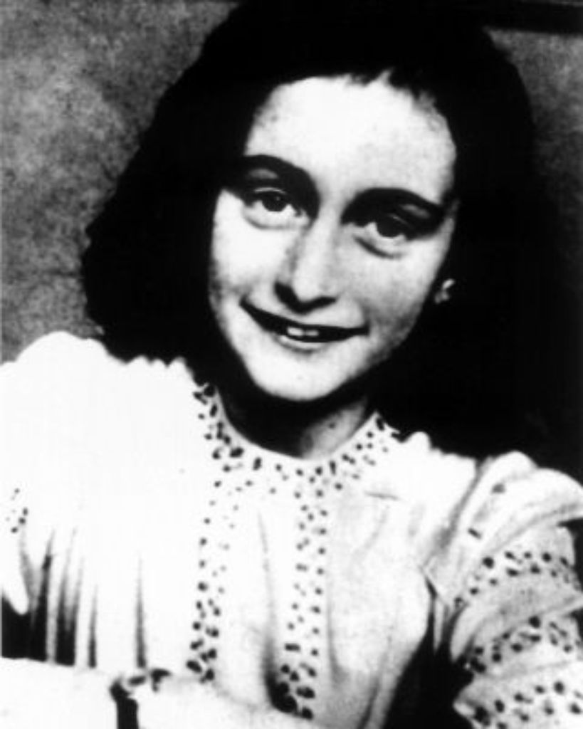 1944 wird die Familie Frank an die Gestapo verraten und in Konzentrationslager gebracht. Anne Frank stirbt im März 1945 in Bergen-Belsen.