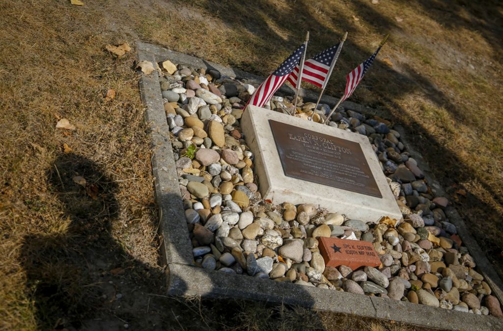 Ein Gedenkstein für die Militärpolizistin Karen Clifton, die im Irak ums Leben kam.