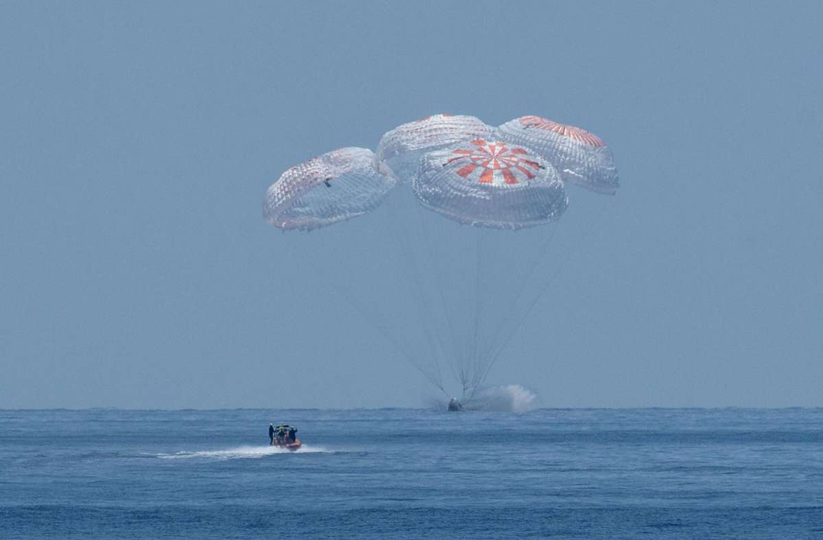 Hurley und Behnken hatten eine heftige Landung zu überstehen: Von einer Orbit-Geschwindigkeit von 28 000 Kilometern pro Stunde bremsten sie zunächst beim Eintritt in die Erdatmosphäre auf 560 und beim Aufprall auf das Wasser noch rund 25 Kilometer pro Stunde ab.