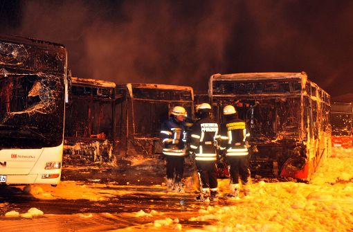 In Pforzheim sind mehrere Busse bei einem Feuer in einem Depot ausgebrannt. Foto: Andreas Rosar Fotoagentur-Stuttg