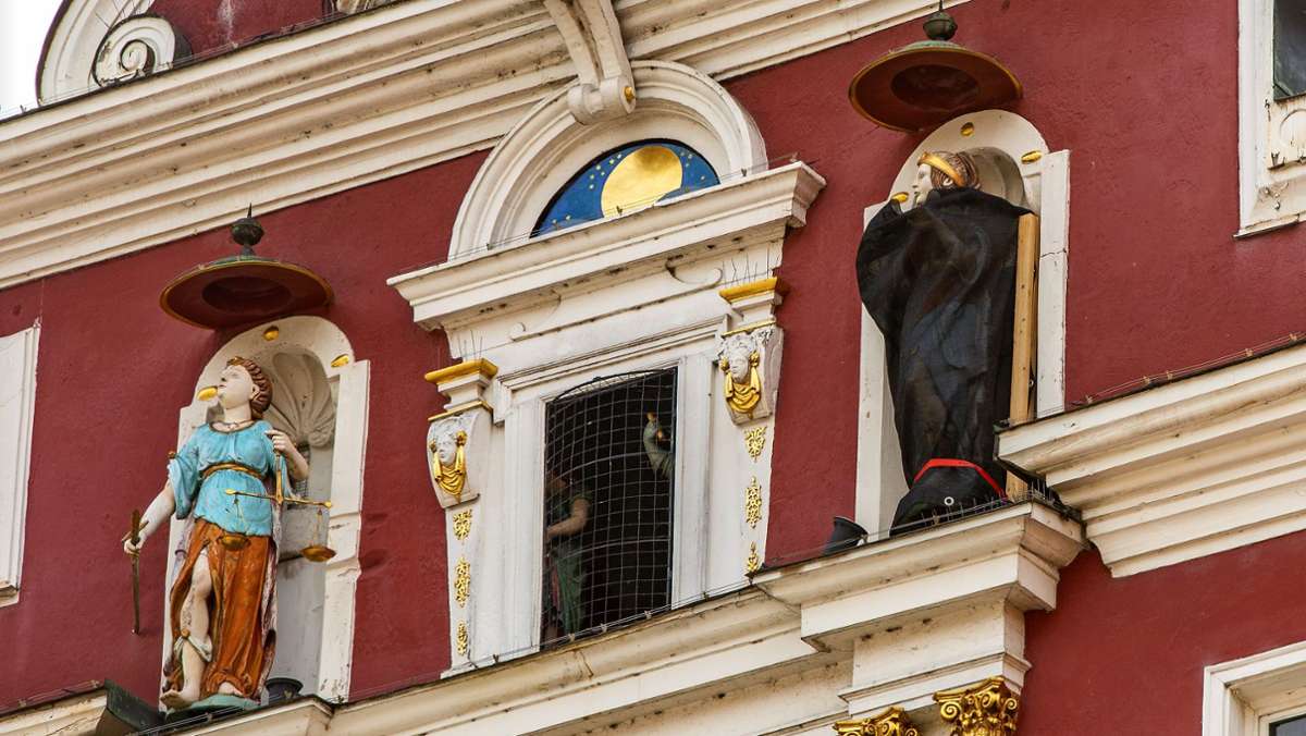 Temperantia  muss repariert werden: Teil einer historischen  Figur am Alten Rathaus in Esslingen abgestürzt