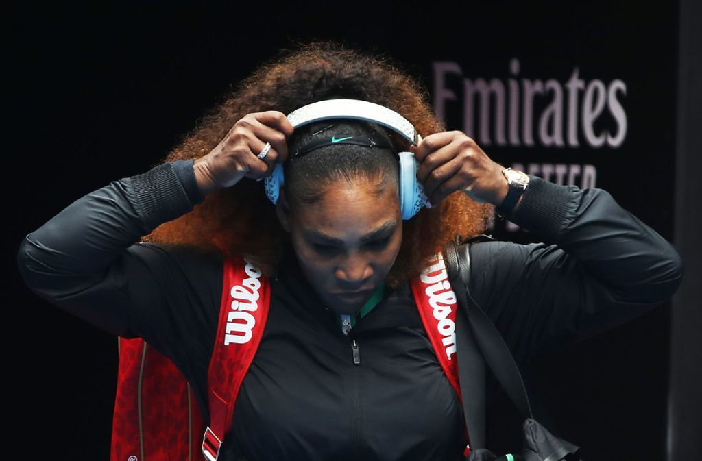 Beim Aufwärmen im Kabinengang und dem Einschlagen trug Serena Williams trotz Temperaturen von mehr als 30 Grad einen kurzen schwarzen Mantel.