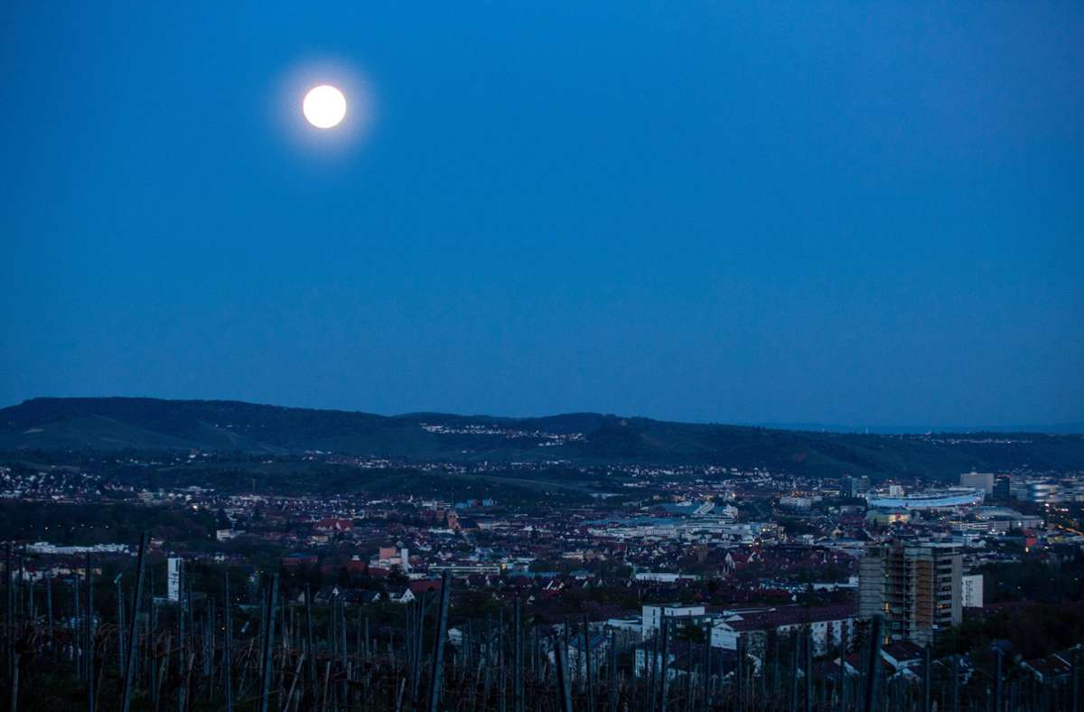 Der Mond am Montagabend über Stuttgart – rechts ist die Mercedes-Benz Arena zu sehen.
