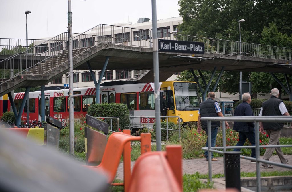 Die Stadtbahn der Linie U4 endet am Karl-Benz-Platz in Stuttgart-Untertürkheim.