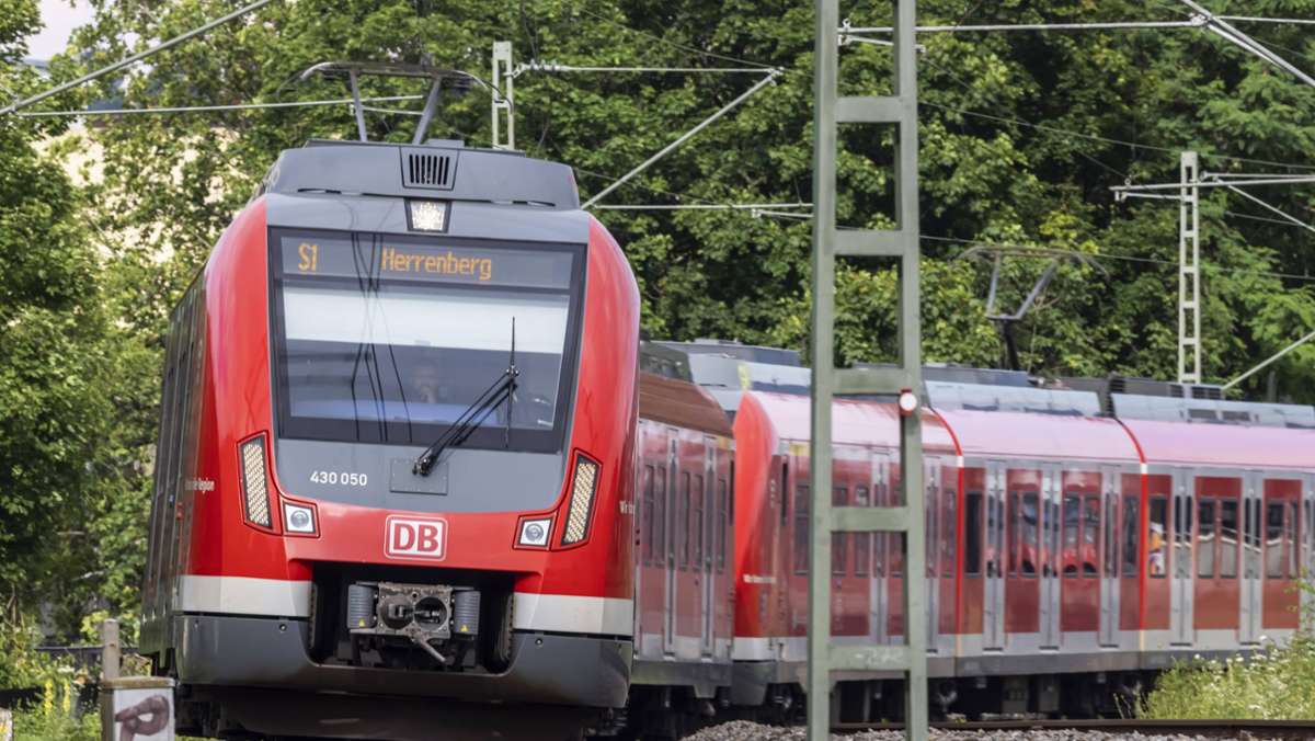 S1 in Stuttgart: Schwarzfahrer flüchtet vor Kontrolle und rennt über Gleise
