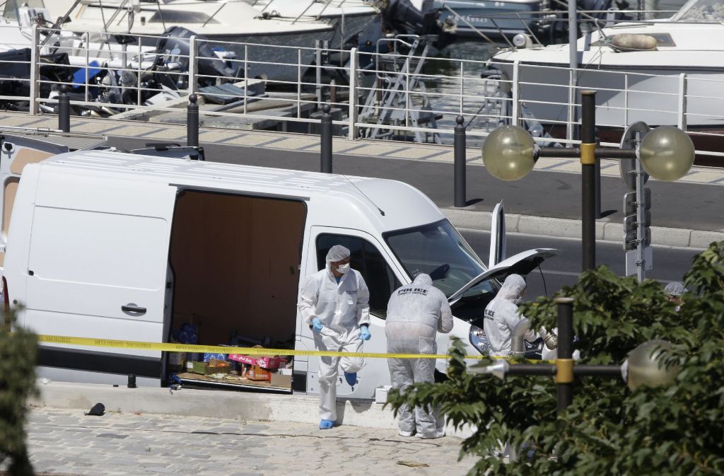 Ein offenbar psychisch kranker Autofahrer ist in der französischen Hafenstadt Marseille in zwei Bushaltestellen gerast und hat eine Frau getötet.