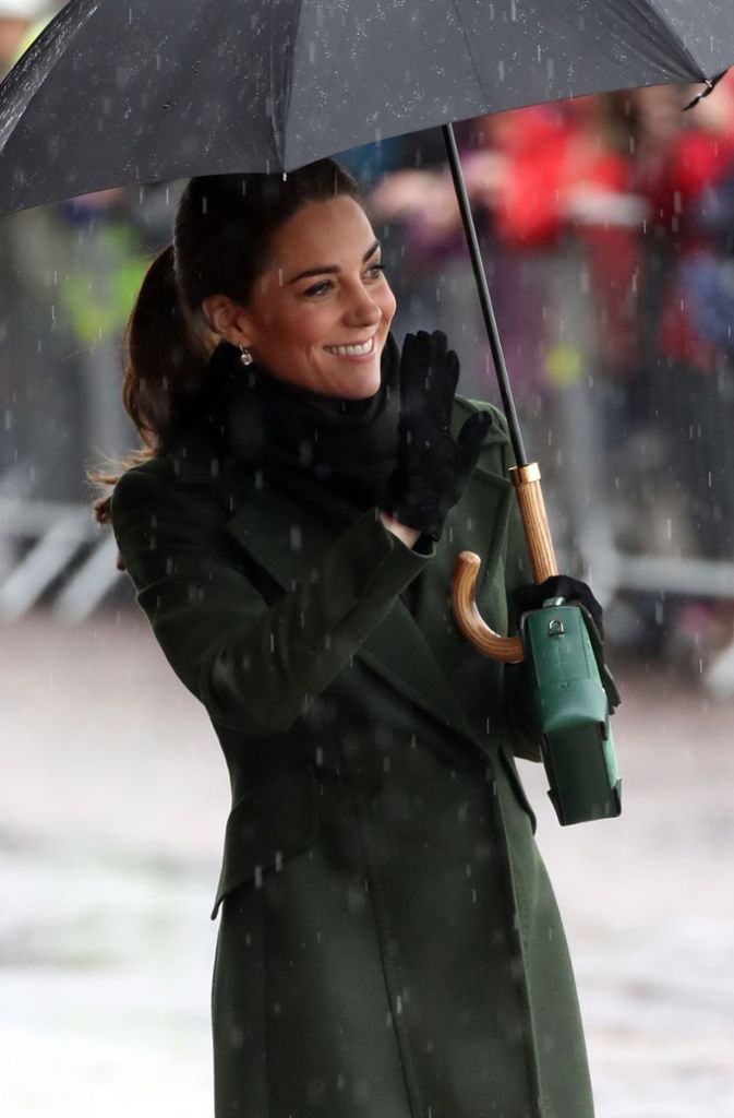 Wegen des schlechten Wetters trug Herzogin Kate einen tannengrünen Mantel, ...