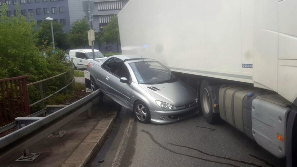 Unfall in Stuttgart-Feuerbach: Lastwagen schleift Auto mit