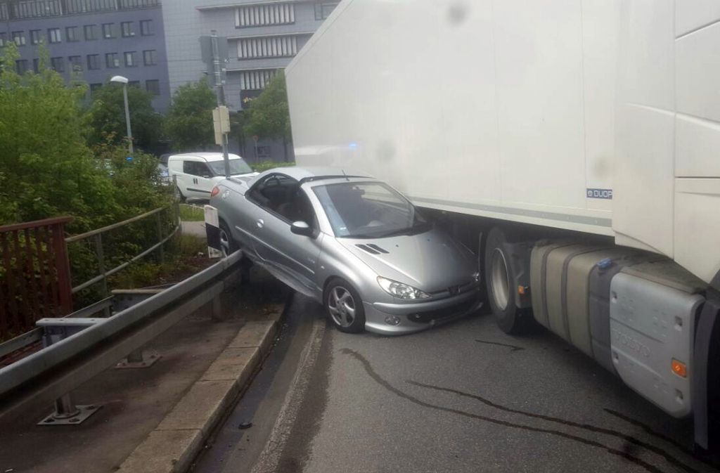 Der Lastwagen hatte den Peugeot mitgeschleift.