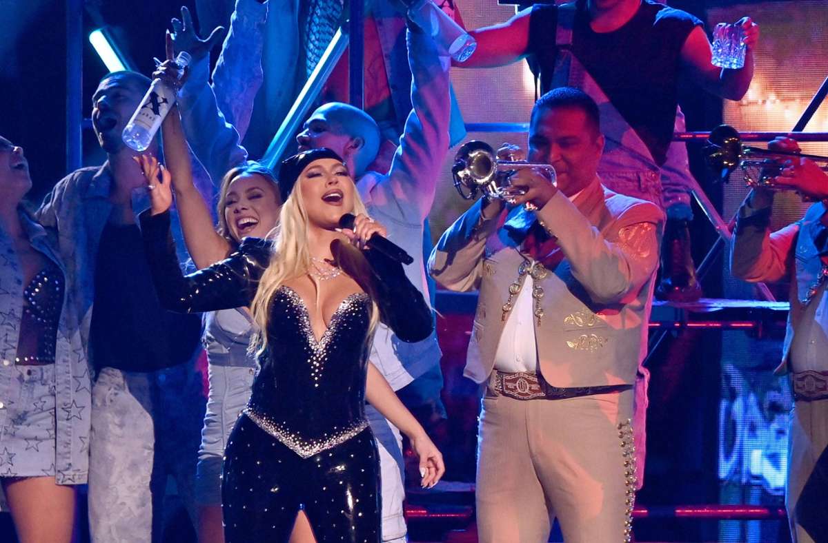Superstar Christina Aguilera singt im Glitzeroutfit.