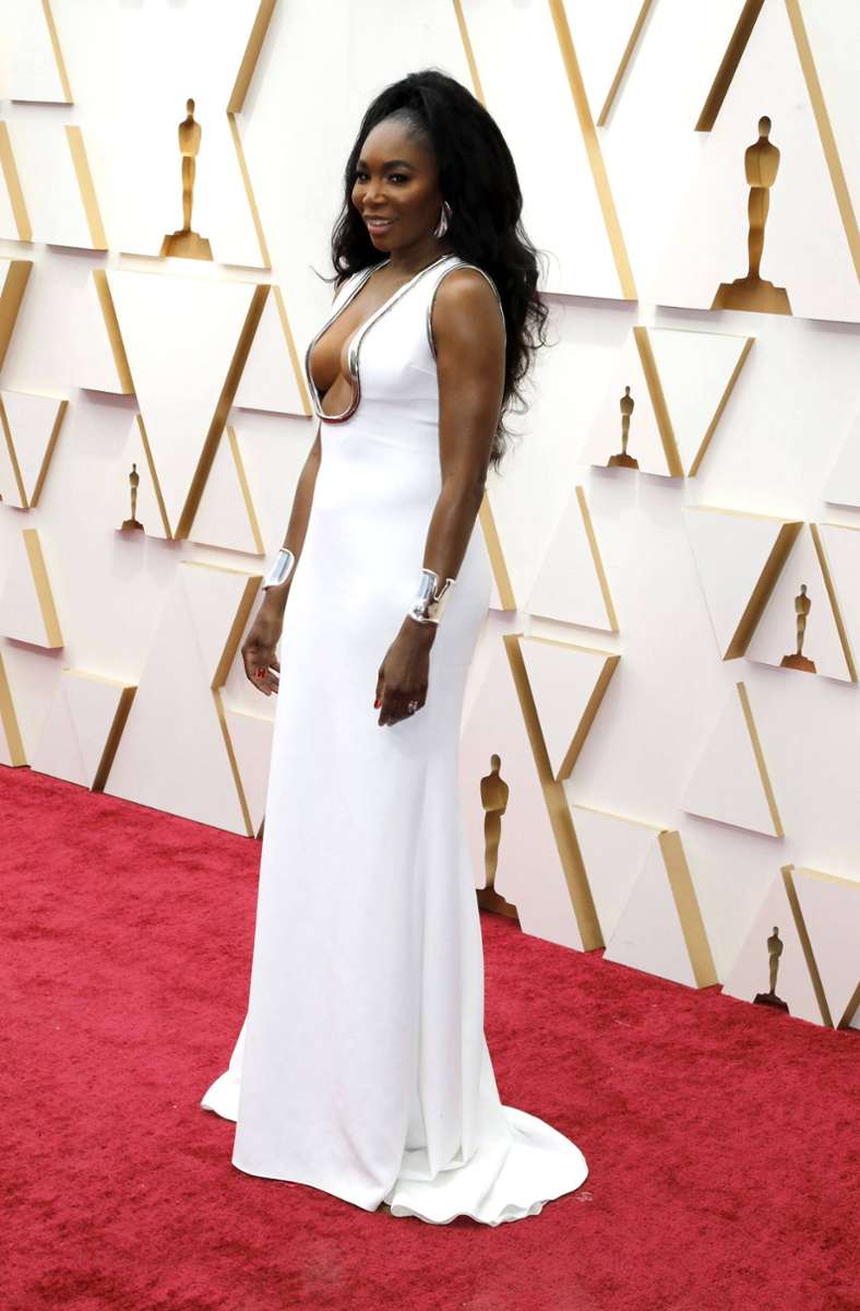 Hui: Edel – Venus Williams schlägt mit einer minimalistischen weißen Elie-Saab-Robe ein Ass.