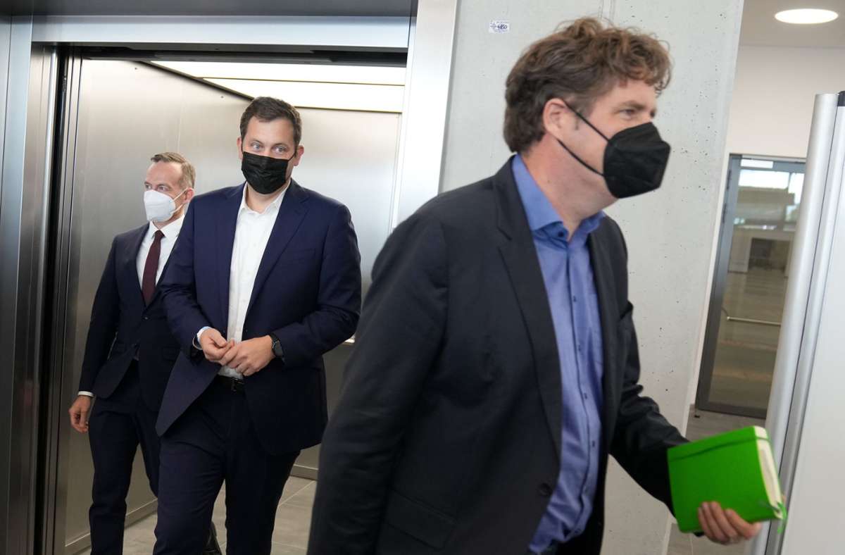 Aus dem Fahrstuhl zur Pressekonferenz – Volker Wissing, Lars Klingbeil und Michael Kellner (v.l.n.r.) informieren über die Gespräche von FDP, SPD und Grünen. Foto: dpa/Kay Nietfeld