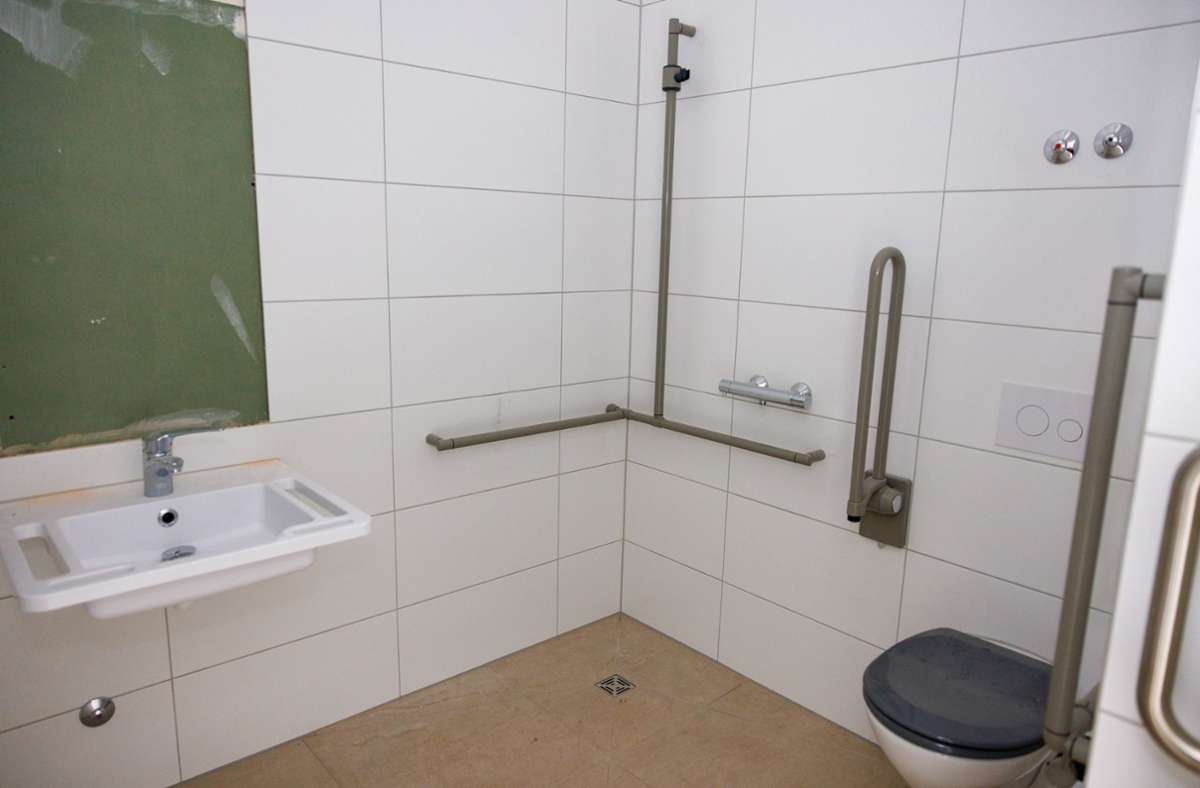 In den barrierefreien Badezimmern der Einzelzimmer ist eine Besonderheit das Waschbecken mit den praktischen Haltegriffen.