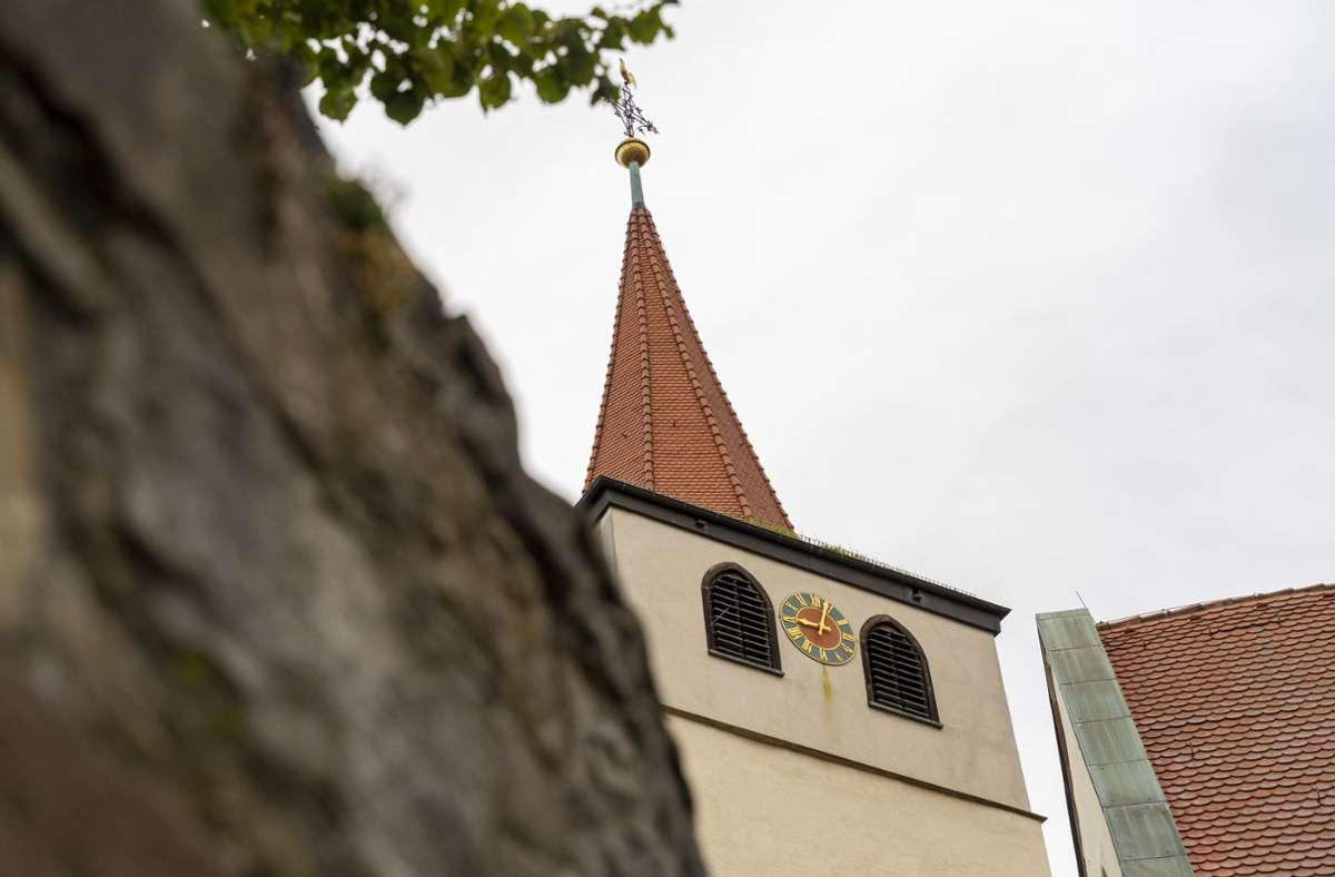 Erst später wurde der Burgfried zum Kirchturm umfunktioniert und bekam Spitzdach und Kirchenglocken.