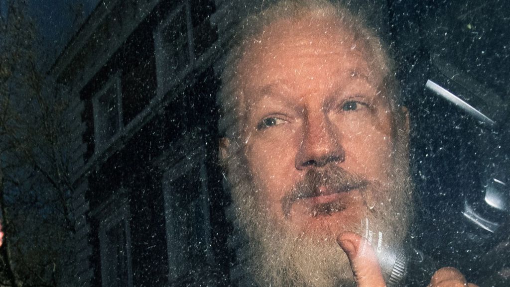  Julian Assange muss für rund ein Jahr ins Gefängnis. Der Wikileaks-Gründer ist wegen Verstoßes gegen die Kautionsauflagen verurteilt worden. 