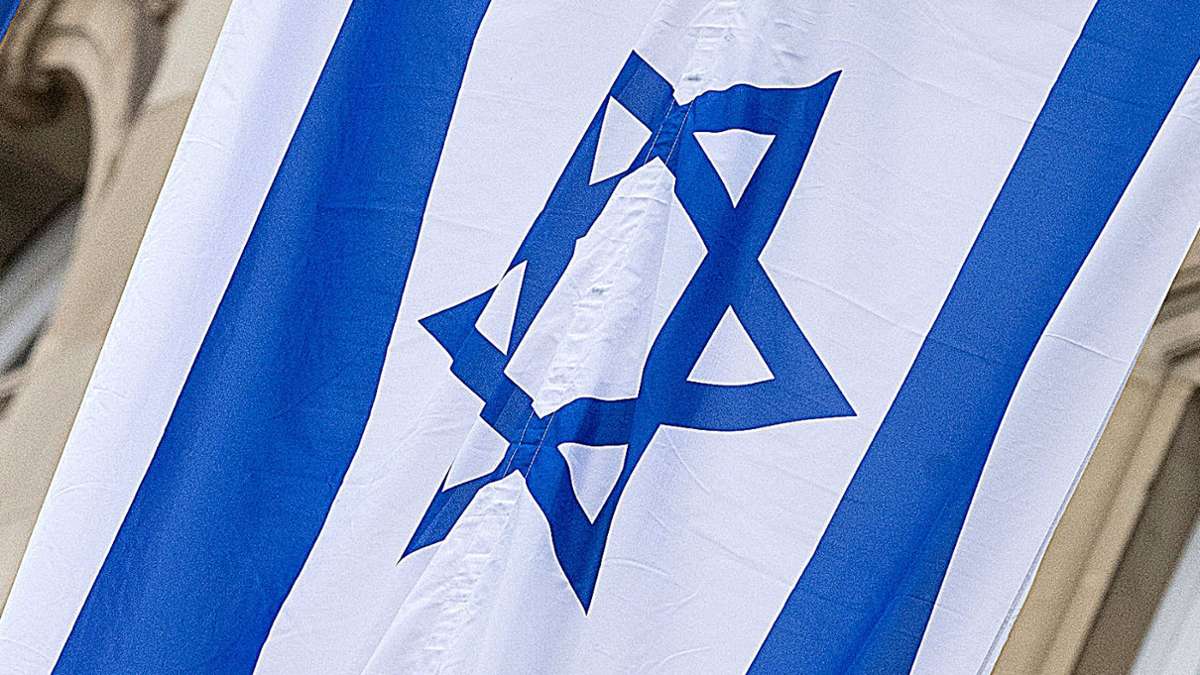 Polizei ermittelt: Israel-Flagge vor Heilbronner Rathaus abgerissen -  Politik - Kreiszeitung Böblinger Bote