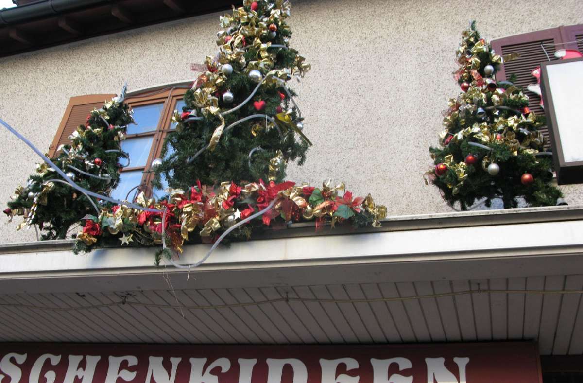 Bei Seidenblumen-Sailer in der Bahnhofstraße ist die Weihnachtsdekoration weithin sichtbar.