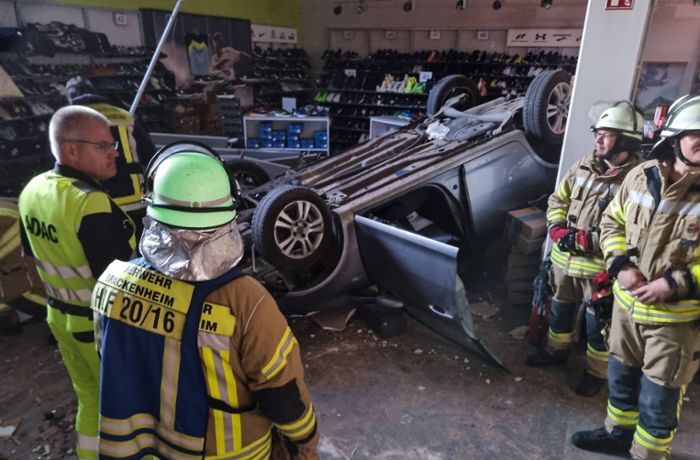 Schwerer Unfall in Brackenheim: Auto wird in Sportgeschäft geschleudert