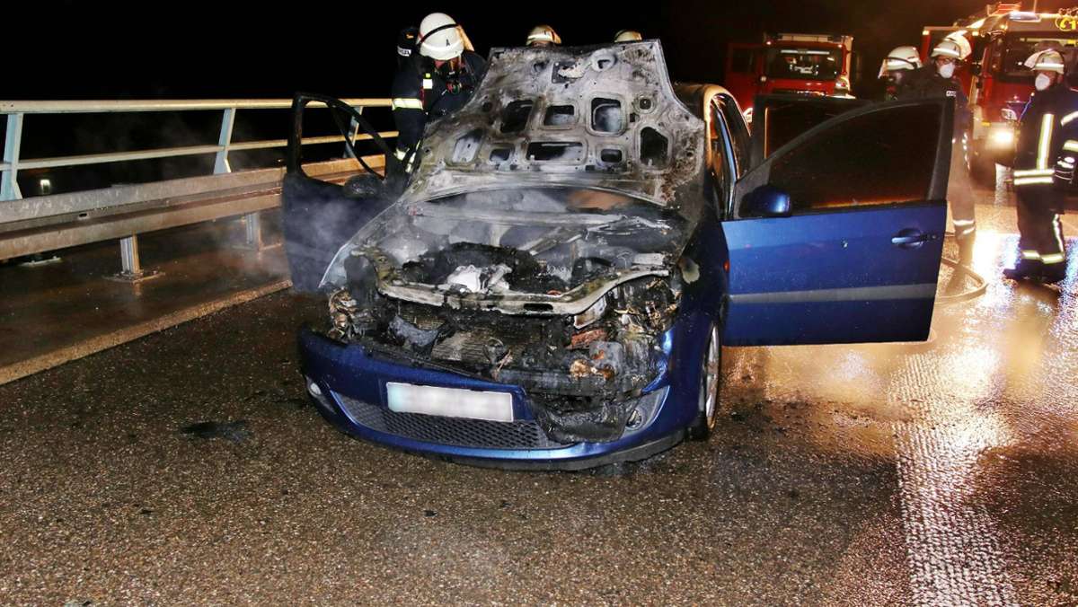 Vorfall bei Winnenden: Auto brennt aus: B 14 voll gesperrt